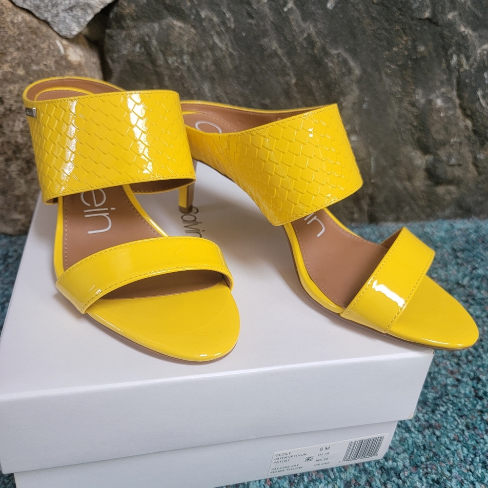 Womens size 8 Calvin Klein low heel.